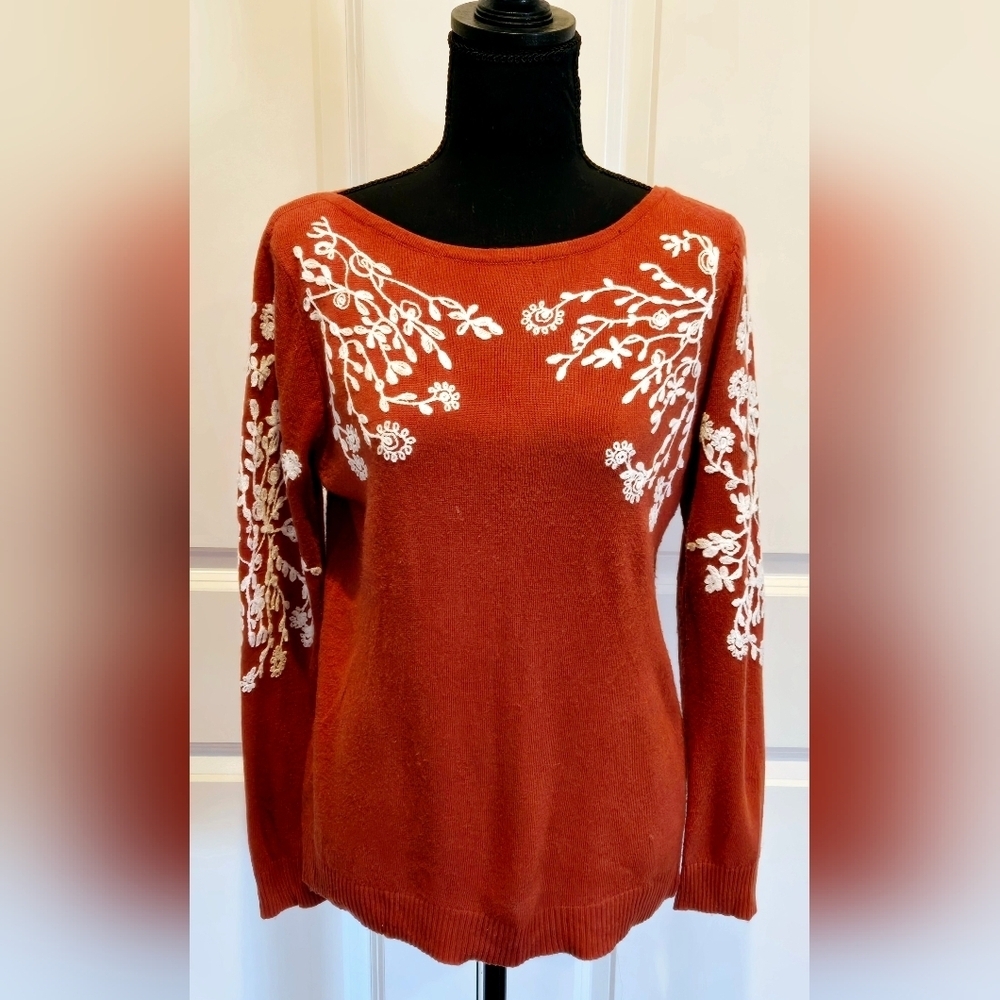 RAIN & ROSE Scoop Neck Light Weight Sweater w/ Embroidered Floral Design sz Sm
